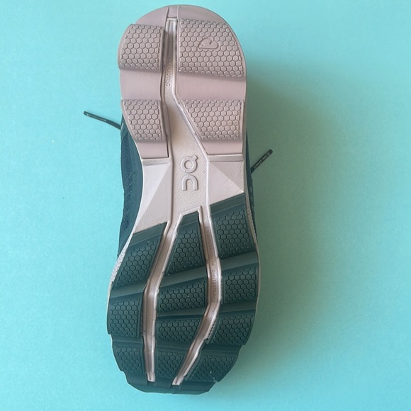 On Running Women’s Cloud Runner Winter Edition - Gray, Red, & Light Lavender - Picture 10 of 11